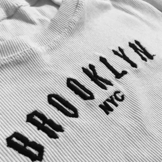 Cropped feminino bordado T-shirt Brooklyn - Cores variadas - Vermelha