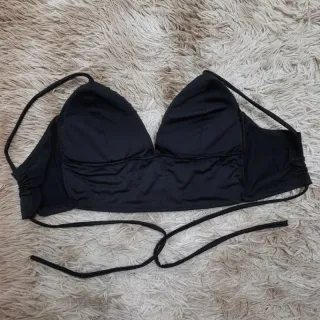 Top cropped de amarrar com pedraria spike e ajuste nas costas - Preto Spike prata