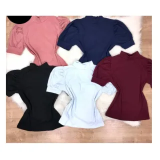 Estilo bufante: blusa feminina canelada manga curta gola alta - P