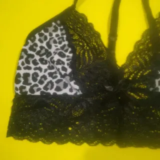 Dormir com estilo: Baby doll Cropped Renda Sexy em renda para noites sensuais - Onça c/ Amarelo