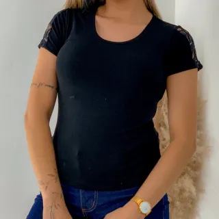 Detalhe de renda na manga - Blusa feminina Tshirt com renda - Rose