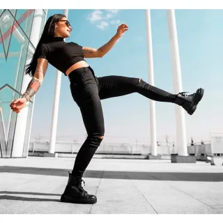 Moda feminina: Calça jeans preta cintura alta, detalhe rasgado nos joelhos - 40