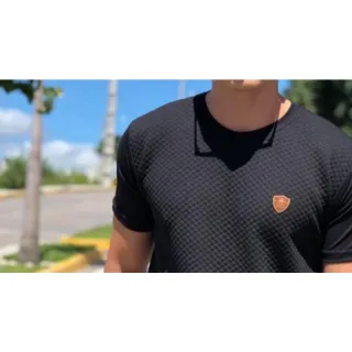 Camiseta Longline Masculina Premium Oversized com Logo em Couro Sintético - Preta