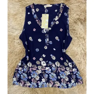 Estampa de verão: Regata feminina com alça larga e botões frontais - Creme com flor