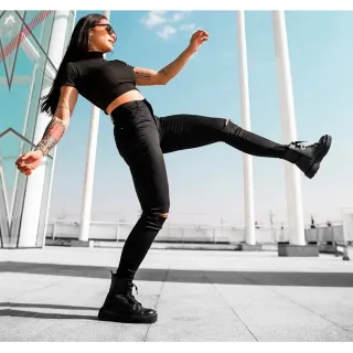 Moda feminina: Calça jeans preta cintura alta, detalhe rasgado nos joelhos - 40