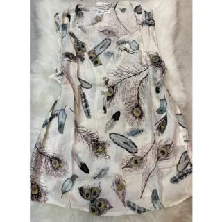 Estampa de verão: Regata feminina com alça larga e botões frontais - Creme com flor