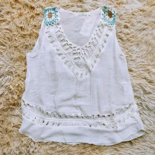 Regata feminina floral com renda no decote, transparência leve e detalhes de praia - Preta