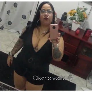 Decote V elegante: Maio fechado com cinto fake preto, azul, vinho - Preto com cinto