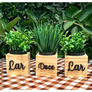 Decoração com trio de vasinhos de madeira e plantas artificiais - Home Sweet home