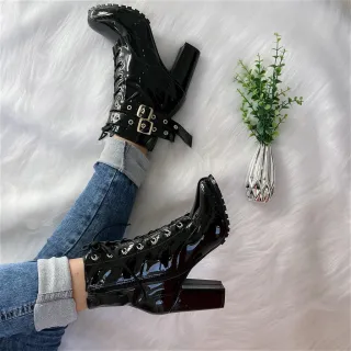 Bota feminina com solado tratorado, salto grosso e opções de fivela - Sued preto