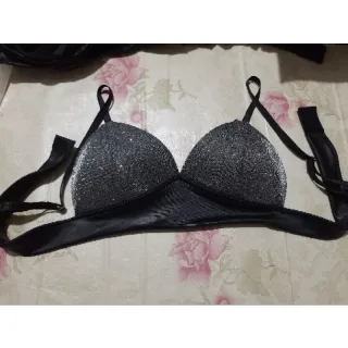 Tendência moda blogueira - Top Cropped feminino com bojo e brilho - Preto brilho liso