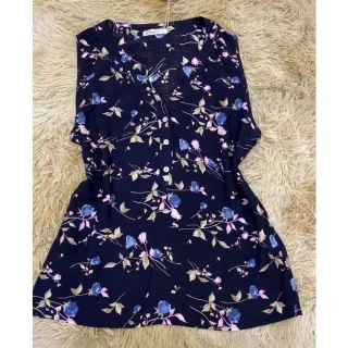 Estampa de verão: Regata feminina com alça larga e botões frontais - Creme com flor