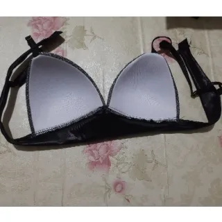 Tendência moda blogueira - Top Cropped feminino com bojo e brilho - Preto brilho liso