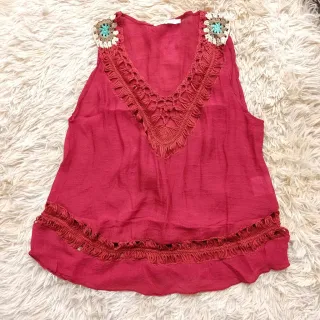 Regata feminina floral com renda no decote, transparência leve e detalhes de praia - Preta