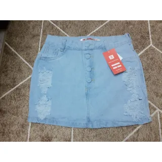 Saia jeans encapada com botões: estilo e conforto em uma única peça - Preta