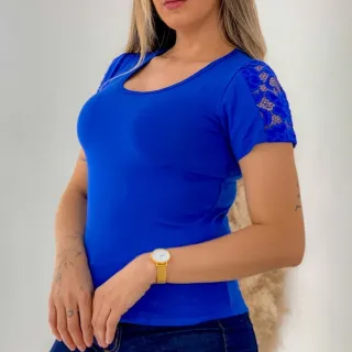 Detalhe de renda na manga - Blusa feminina Tshirt com renda - Rose