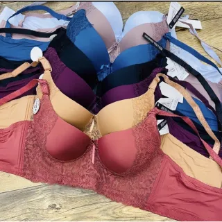 Modelo Yara Plus Size: Sutiã Importado - Azul