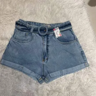 Shorts Jeans Mom Redonda Fivela Acompanha Cinto - Lançamento 2022 - Jeans marmorizado
