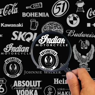 Decoração Gourmet: Papel de Parede Preto e Branco com Tema de Marcas de Cervejas - Único