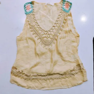 Regata feminina floral com renda no decote, transparência leve e detalhes de praia - Preta