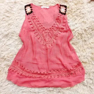 Regata feminina floral com renda no decote, transparência leve e detalhes de praia - Preta