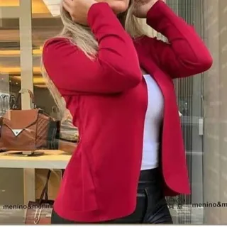 Casaco curto em neoprene com babado - Blazer feminino - Rosa Bebe
