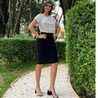 Moda Evangélica: Saia Midi Preta com Fenda e Zíper - Oferta - Zíper