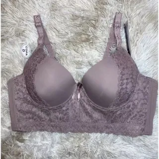 Modelo Yara Plus Size: Sutiã Importado - Azul