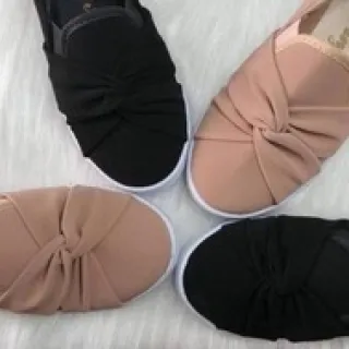 Sapatilha nobuk feminina slip on com laço - Preto