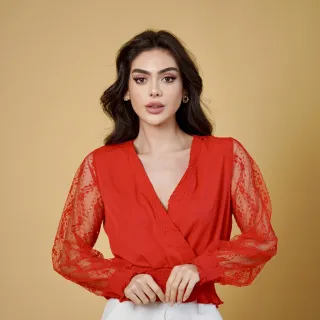 Blusa Feminina Manga Longa com Elástico na Cintura em Renda - Vermelha