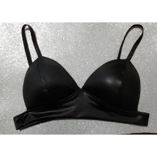 Tendência moda blogueira - Top Cropped feminino com bojo e brilho - Preto brilho liso