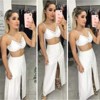 Saia Midi Lisa com Fenda na Frente e Botão - Compre Online na Raryel - Saia C fenda Preta