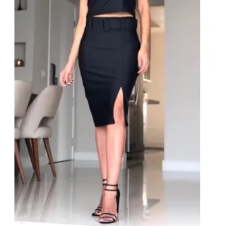 Tendência Evangélica: Saia Midi Prada com Cinto, Zíper e Fenda Lateral - Cinto