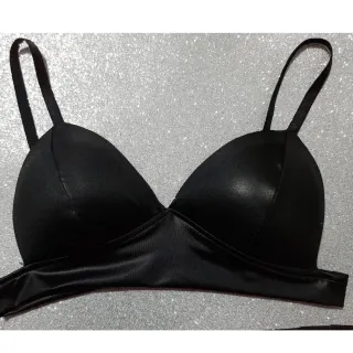 Tendência moda blogueira - Top Cropped feminino com bojo e brilho - Preto brilho liso