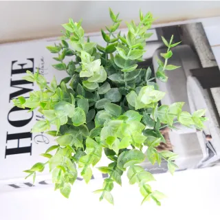 Decoração com folhagem de eucalipto artificial em vasinho de cerâmica - Único