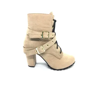 Bota feminina com solado tratorado, salto grosso e opções de fivela - Sued preto