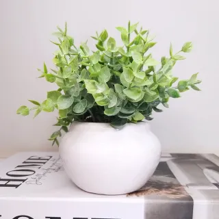 Decoração com folhagem de eucalipto artificial em vasinho de cerâmica - Único