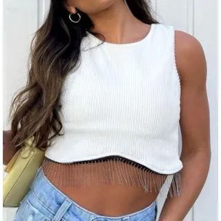 Moda gringa feminina: Blusa cavada cropped canelada com franja de metal - P