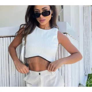 Moda gringa feminina: Blusa cavada cropped canelada com franja de metal - P