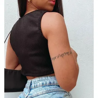 Moda gringa feminina: Blusa cavada cropped canelada com franja de metal - P
