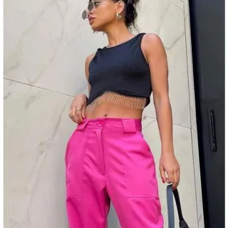 Moda gringa feminina: Blusa cavada cropped canelada com franja de metal - P
