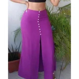 Saia Midi Lisa com Fenda na Frente e Botão - Compre Online na Raryel - Saia C fenda Preta