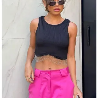 Moda gringa feminina: Blusa cavada cropped canelada com franja de metal - P