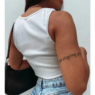 Moda gringa feminina: Blusa cavada cropped canelada com franja de metal - P