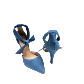 Amarrar Scarpin: Estilo e Elegância em um Calçado - Jeans azul