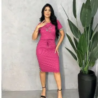 Moda evangélica: conjunto saia secretaria com blusa bordada - Fúcsia