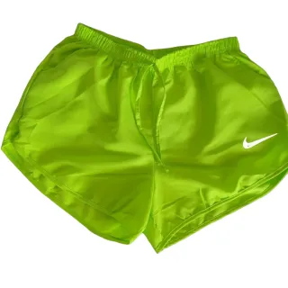 Moda Verão 2023: Short Feminino Leve Tactel para Caminhada, Academia e Praia - SHORT FEMININO - LARANJA