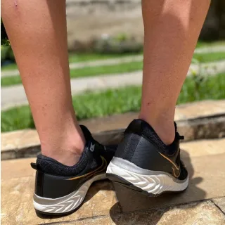 Lançamento 2023 Tênis Masculino Esportivo Confortável Academia - Preto com Dourado