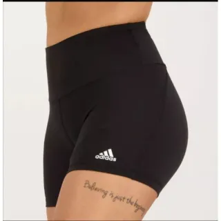 Bermuda confortável e não transparente - Shorts meia coxa - Shorts meia coxa preto/branco