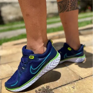 Lançamento 2023 Tênis Masculino Esportivo Confortável Academia - Preto com Dourado